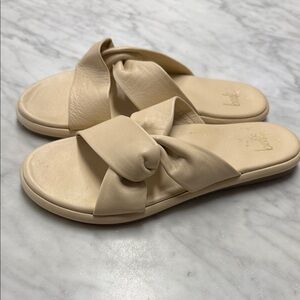 beek. Piculet Slide Sandal in Cream Size 9